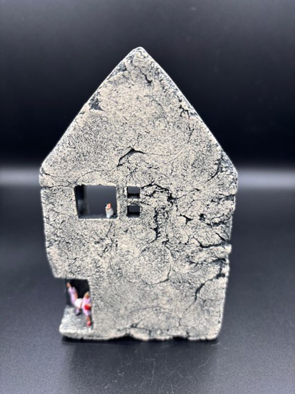 Hus til vegg #III med små figurer