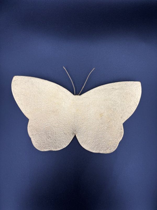 Sommerfugl med blad gull